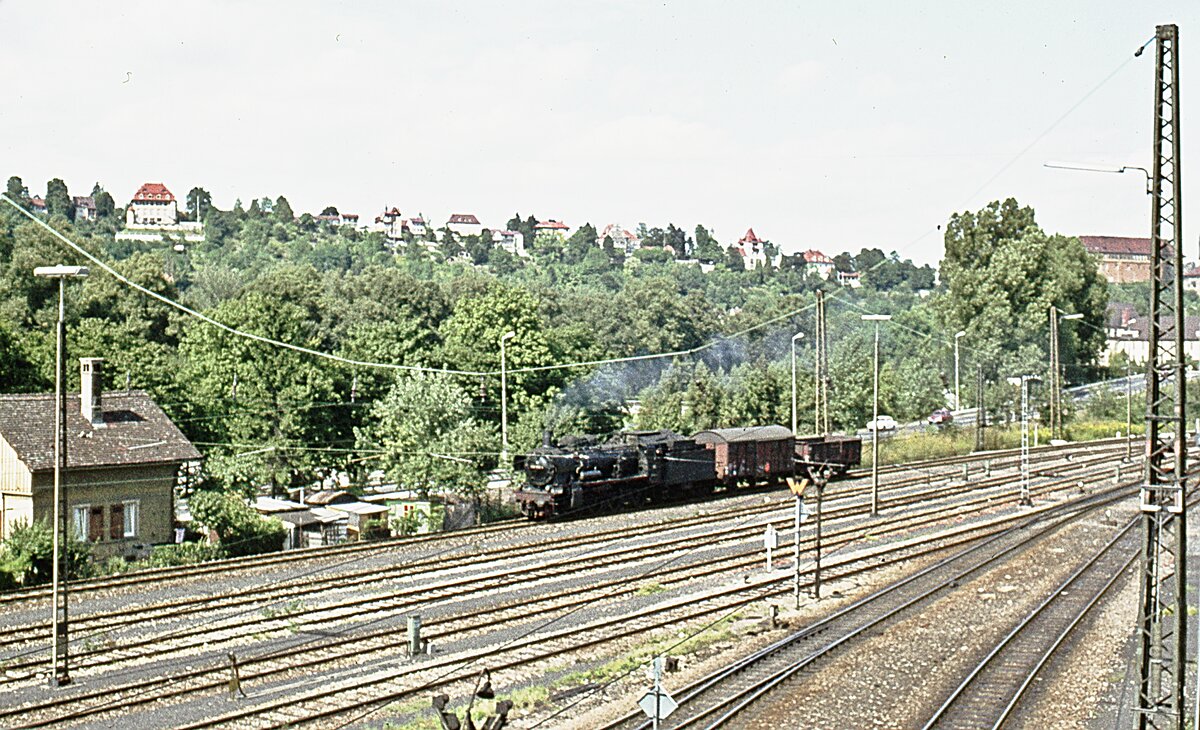 038 553 mit 2 Güterwagen    Tübingen