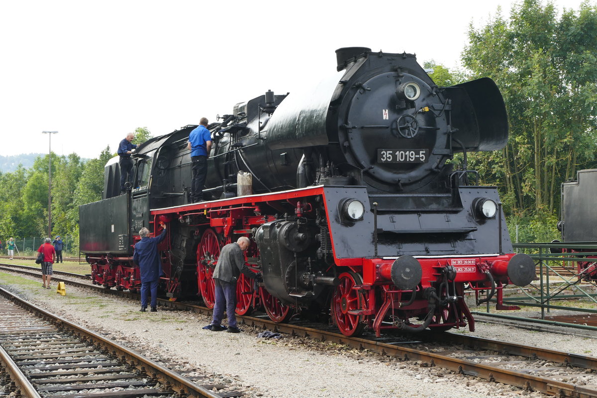 03.September 2016, XII.Meininger Dampfloktage. Um die liebevolle Pflege der Lok 23 1019 des Lausitzer Dampflok-Clubs braucht man sich keine Sorgen zu machen! Hersteller: Lokomotivbau Karl Marx Babelsberg, Baujahr 1958. Vom 25.März 1977 bis 2.März 1998 stand die Lok als Denkmallok in Hoyerswerda. Der Lausitzer Dampflok-Club tauschte sie gegen die 52 8115 und ließ 23 1019 von April bis August 2001 bei der MaLoWa in Klostermannsfeld hauptuntersuchen. Während der Teilnahme am Heizhausfest im Sächsischen Eisenbahnmuseum Chemnitz verunglückte sie am Abend des 18.August 2017.