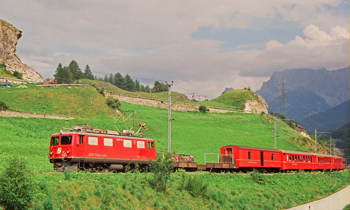 04. August 1991, Zug der RhB bei Ardez. Hinter der Lok 605 läuft ein Fahrradtransportwagen.