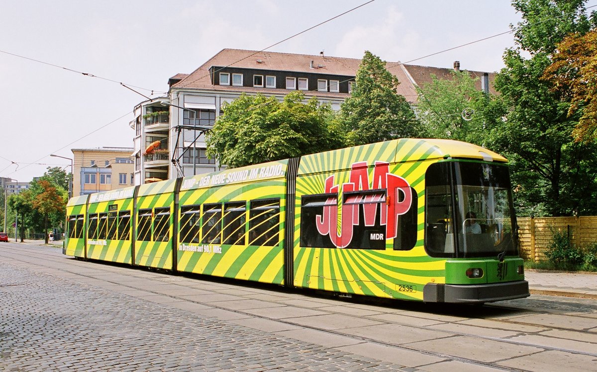 04. August 2003 Straßenbahn Dresden, Haltestelle Wintergartenstraße am Krankenhaus St.-Joseph-Stift,  Tw DVB 2536.