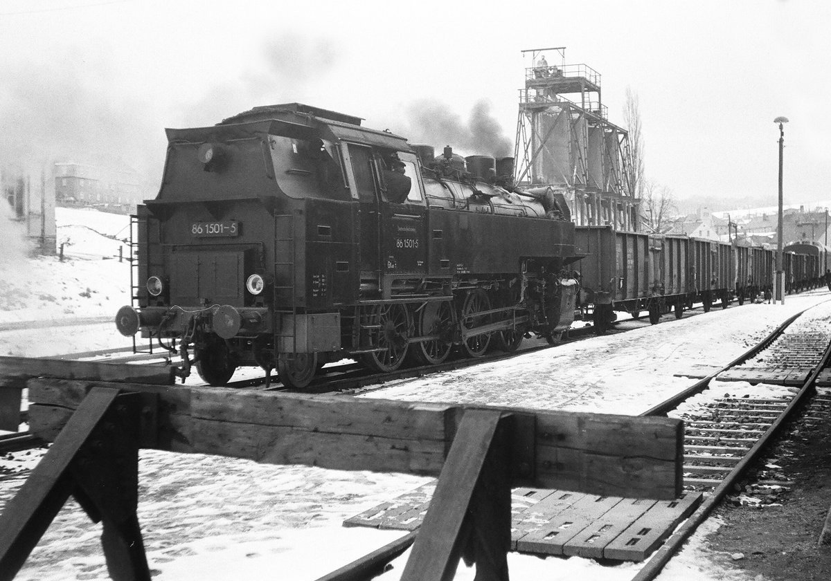 04. Februar 1984: Auf der Strecke von Schlettau nach Crottendorf wurde 1983/84 wieder auf den regulären Dampfbetrieb zurückgegriffen. Hier steht Lok 86 501 mit einem Güterzug im Bahnhof Crottendorf.