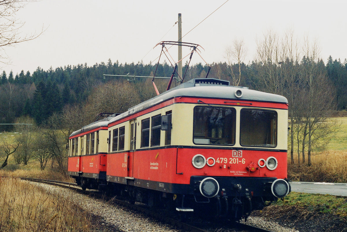 04. Februar 2007, Cursdorf, ein Zug der Oberweißbacher Bergbahn/Flachstrecke fährt nach Lichtenhain ab. (Mast gerade/Zug schief - muss wohl so sein)