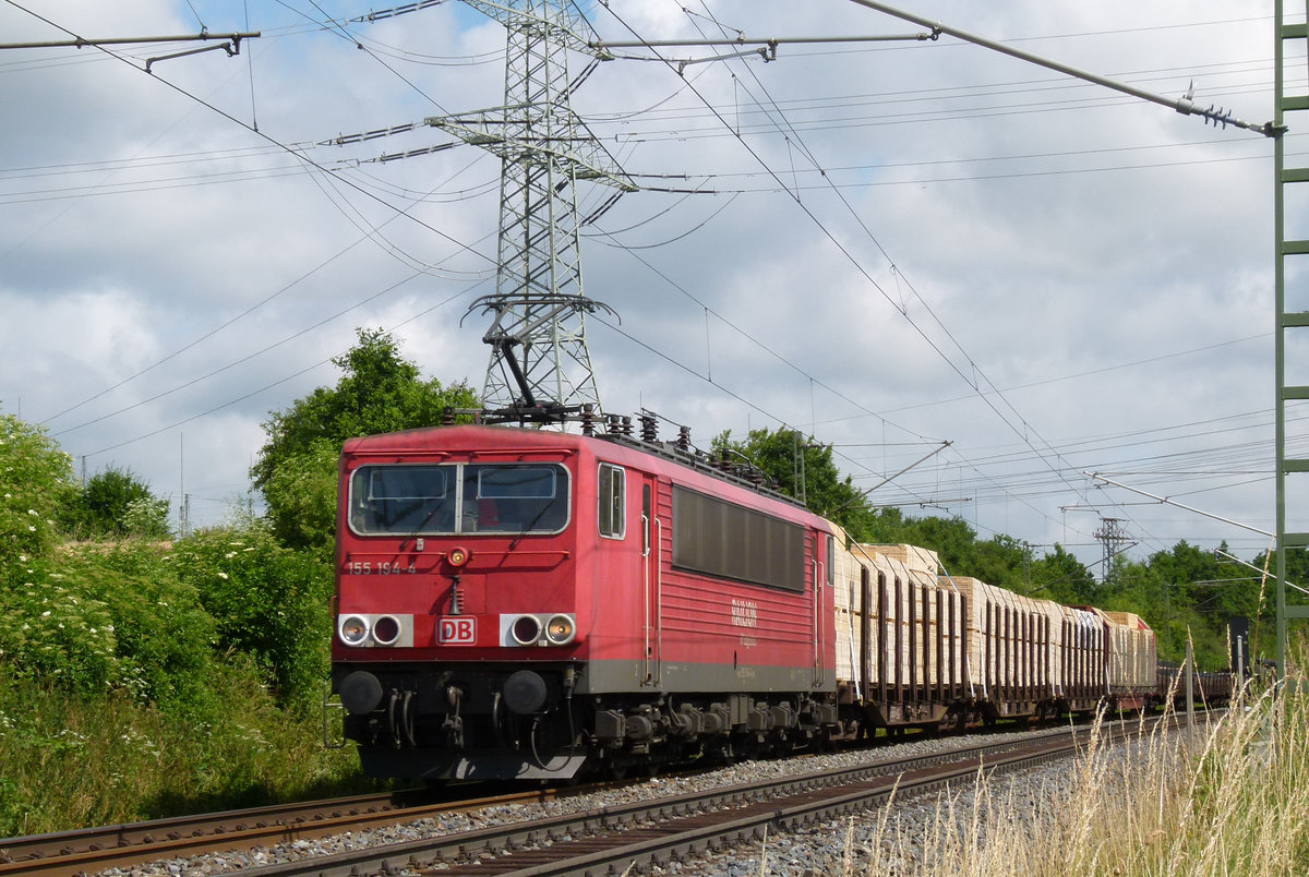 04. Juli 2013, Lok 155 194 befördert einen Güterzug auf den letzten Metern der Frankenwaldbahn in der Zettlitzer Kurve in Richtung Lichtenfels. Nach dem  Holz- und Stahlzug , regelmäßig mit einer 155 bespannt, konnte man zu dieser Zeit fast die Uhr stellen. 