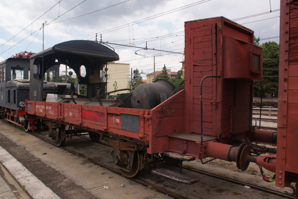 04 june 2009, Arezzo depot, cabin and some other parts of the steam locomotive 640.091 on the old flat car KKKlmm 42-83-328-3-101-8. 