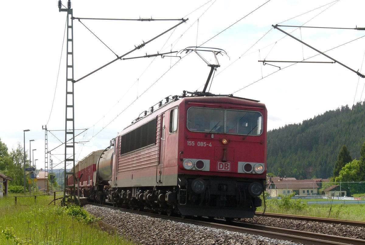 04. Juni 2013, Lok 155 085 befördert einen Güterzug in Richtung Saalfeld durch den Haltepunkt Gundelsdorf an der Frankenwaldbahn.
