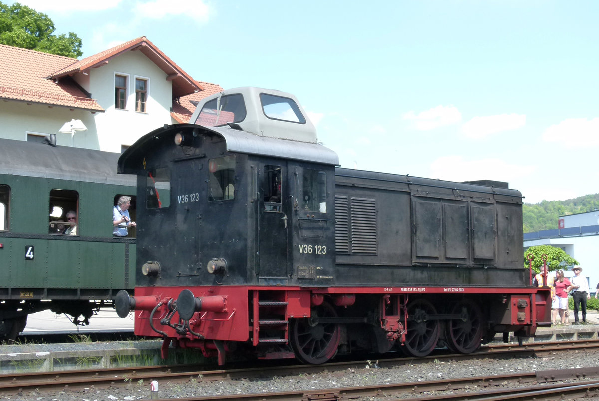 04. Juni 2015 im Bahnhof Ebermannstadt der Dampfbahn Fränkische Schweiz. Die mit der eigenwilligen Kanzel ausgerüstete V36 123 rangiert.