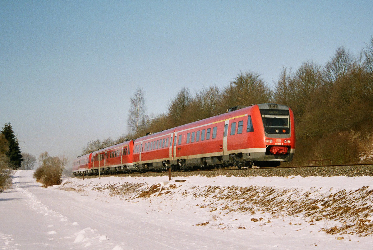 04. März 2005, Triebwagen 612 053 fährt zwischen Burgkunstadt und Kulmbach längs des Mains.