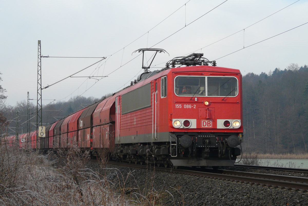 04. März 2008, Lok 155 086 fährt mit einem Kohle-Ganzzug bei Oberlangenstadt in Richtung Saalfeld 