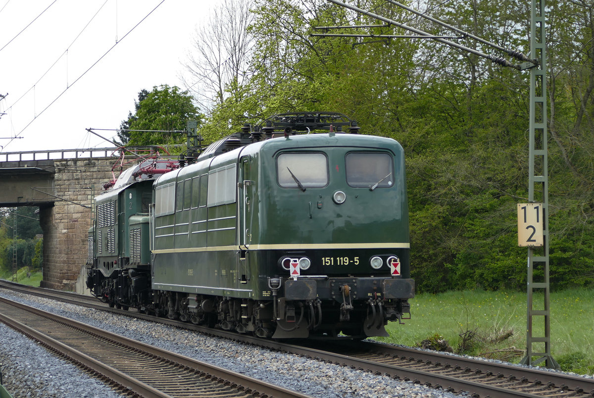 04. Mai 2017, bei Johannisthal fahren die Lokomotiven 194 192 und 151 119 der Bayernbahn GmbH in Richtung Lichtenfels.