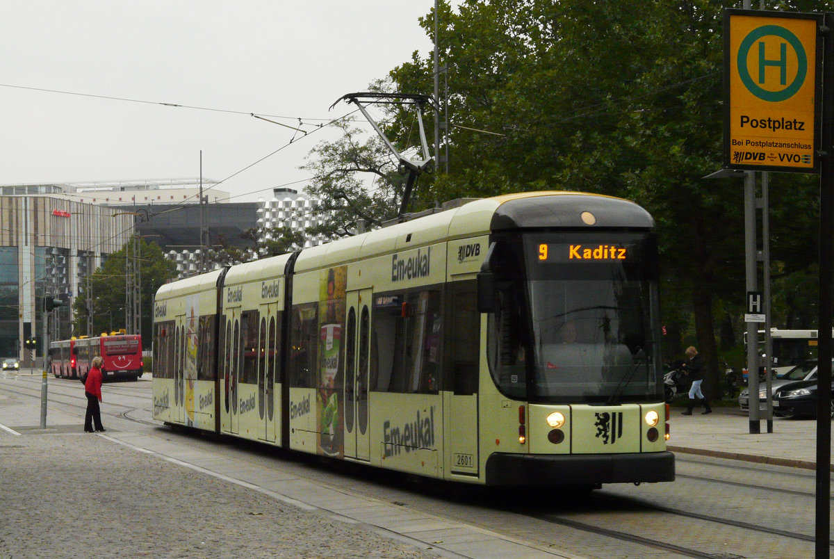 04. Oktober 2010, Straßenbahn Dresden, Tw 2601 fährt auf der Linie 9 auf der Wallstraße in Richtung Kaditz. 40 Wagen des Typs NGT D8DD sind in den Jahren 2006 bis 2009 von Bombardier Bautzen für die Dresdner Verkehrsbetriebe hergestellt worden. Bei meinen gelegentlichen Besuchen der sächsischen Landeshauptstadt ist mir die  2601  in immer neuer  Verkleidung  begegnet.