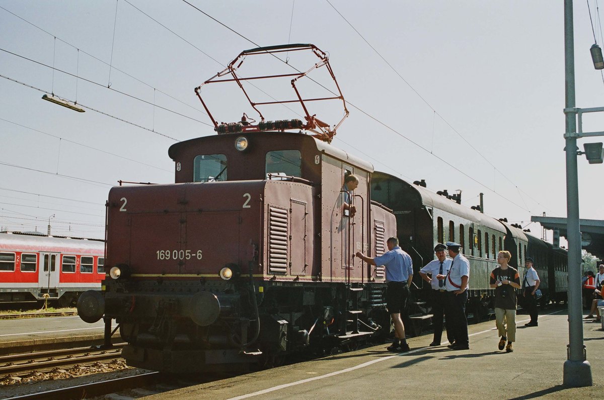 04. September 2004, anlässlich einer ICE-Taufe (401 556) in Freilassing  besuchte ein Sonderzug der Tegernseebahn mit Lok E69 05 den Bahnhof der Grenzstadt.