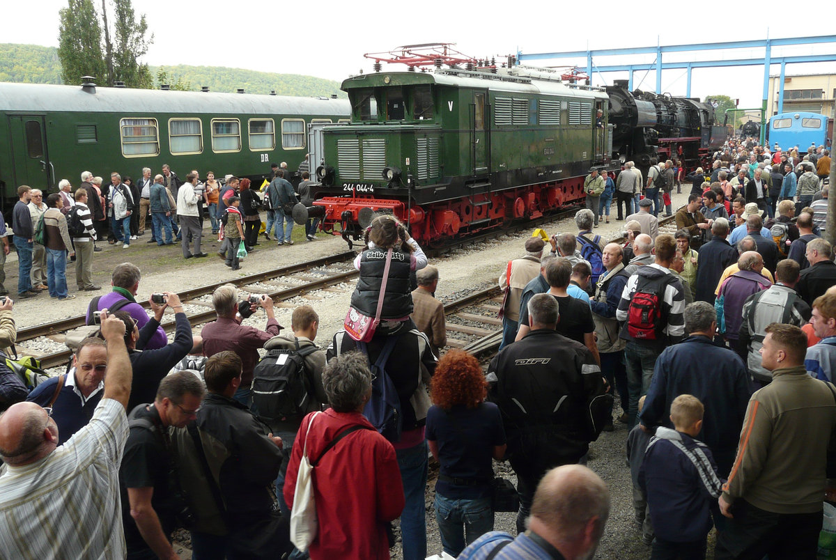 04. September 2010 in Meiningen. Ist das Foto schon historisch? Dicht zusammenstehende Besucher werden wir so schnell nicht wieder sehen. Mancher Fotograf hat sich den jetzt angeordneten Mindestabstand damals so sehr gewünscht. Zu den Dampfloktagen geht E44 044  fremd . 