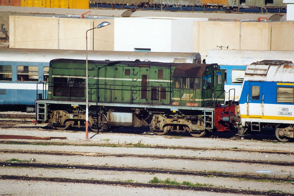 040-DJ-122 (Bo'Bo', de, Hersteller: GE, Type: U6B, Fab.Nr.: 41641, Baujahr 1977) am 01.Jänner 2002 im Depot Farhat Hached. (Fotoscan)