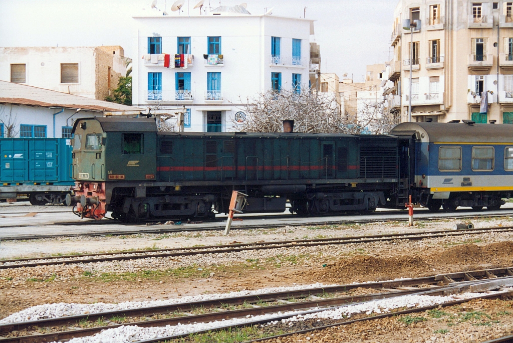 040-DK-86 (Bo'Bo', de, Hersteller: MLW, Type: DL536B, Fab.Nr.: M6100-06, Baujahr 1968) am 02.Jänner 2002 im Depot Sousse. (Fotoscan)