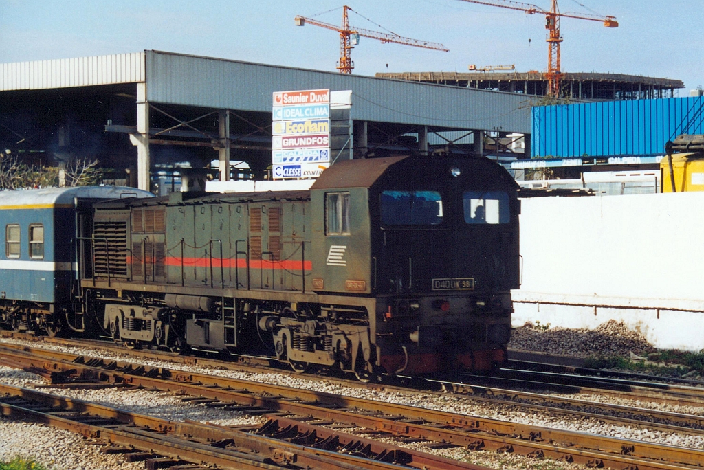 040-DK-98 (Bo'Bo', de, Hersteller: MLW, Type: DL536B, Fab.Nr.: M6100-18, Baujahr 1978) am 01.Jänner 2002 vor einem Regionalzug zwischen Gare de Tunis Ville und Gare de Depot Farhat Hached. (Fotoscan)