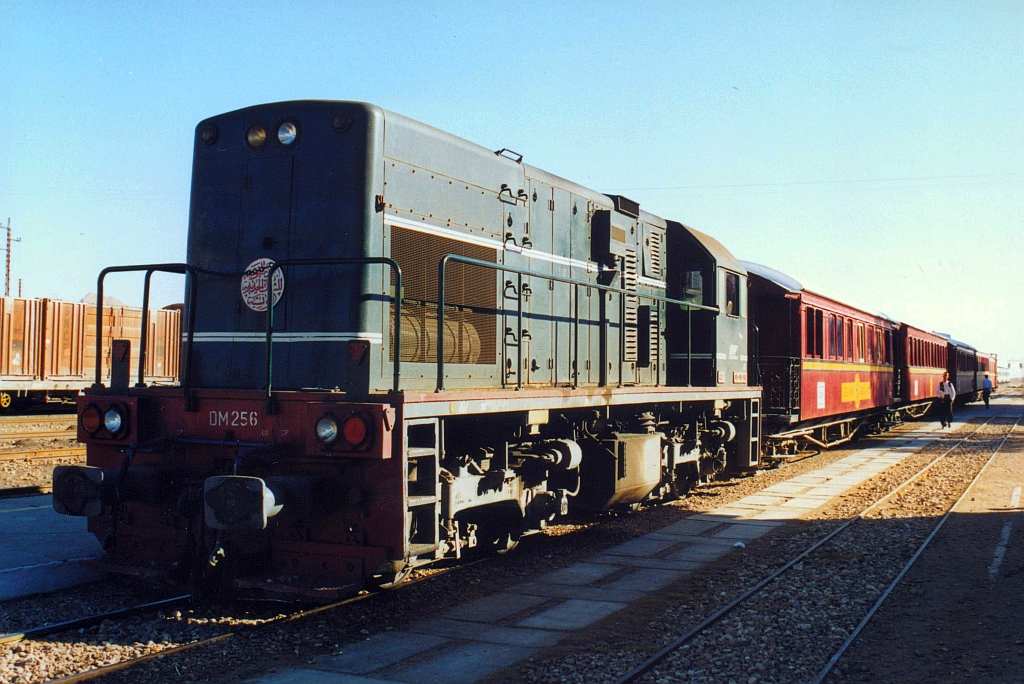 040-DM-256 (Bo'Bo', de, Hersteller: GE, Type: U10B, Fab.Nr.: 43929, Baujahr 1982) am Morgen des 29.Dezember 2001 im Gare de Metlaoui mit dem Lezard Rouge. (Fotoscan)