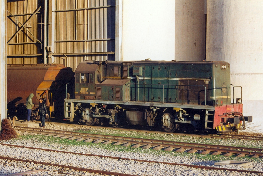 040-DM-257 (Hersteller: GE, Type: 10UB, Fab.Nr.: 43930, Baujahr 1982) am 27.Dezember 2001 beim Verschub im Gare de Kalaa Sghira. (Fotoscan)
