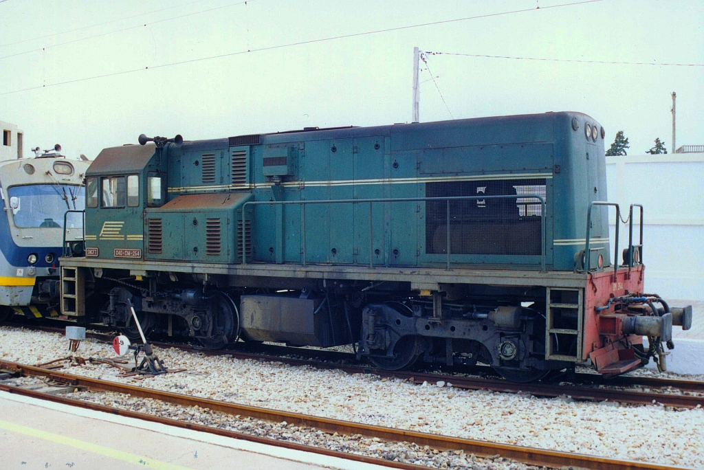 040-DM-264 (Hersteller: GE, Type: 10UB, Fab.Nr.: 43937, Baujahr 1982) am 25.Dezember 2001 im Gare de Habib-Bourguiba Monastir. (Fotoscan)