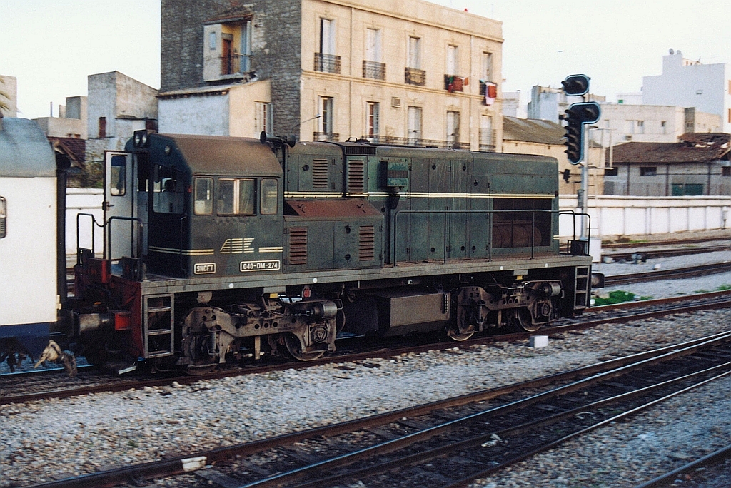 040-DM-274 (Bo'Bo', de, Hersteller: GE, Type: U10B, Fab.Nr.: 43950, Baujahr 1982) am 30.Dezember 2001 im Gare de Tunis Ville. (Fotoscan)
