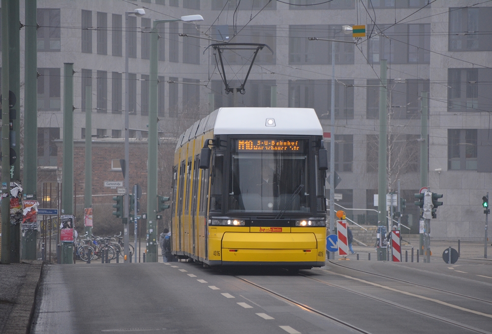 04.02.2017, Berlin, Bernauer Straße. Bombardier Flexity Berlin ZRK #4016 auf der Linie M10 zwischen den Haltestellen S Nordbahnhof und Gedenkstätte Berliner Mauer.