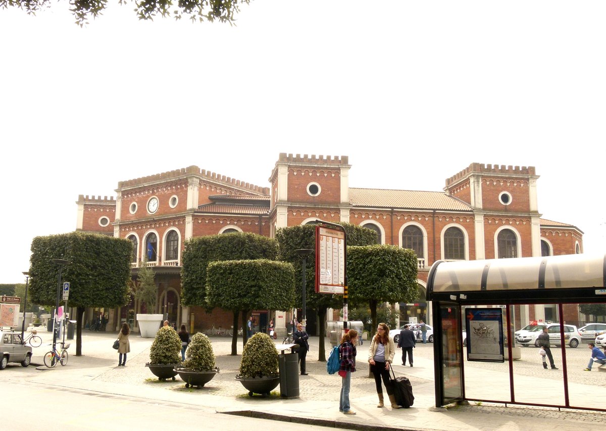 04.04.2011 Norditalien, Brescia, der Bahnhof mit dem weitläufigen Vorplatz und den interessant geschnittenen Bäumen..
