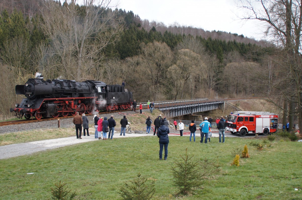 04.05.2015, 50 3616-5, Wasserfassen in Pokau-Lengefeld auf offener Strecke nach Olbernhau, die Feuerwehr hat übernommen