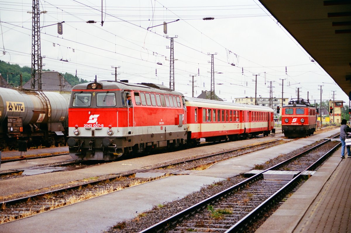 04.06.1999, Österreich, Strecke Salzburg-Wien, Attnang-Puchheim, Lok 2043 027-8, Zug 3478 aus Schärding ist soeben angekommen. Dahinter wartet 1141 017-2