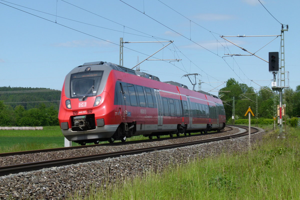 04.06.2013, ET 442 107 fährt als RE 4985 Jena - Nürnberg mit Verspätung durch den Haltepunkt Gundelsdorf.