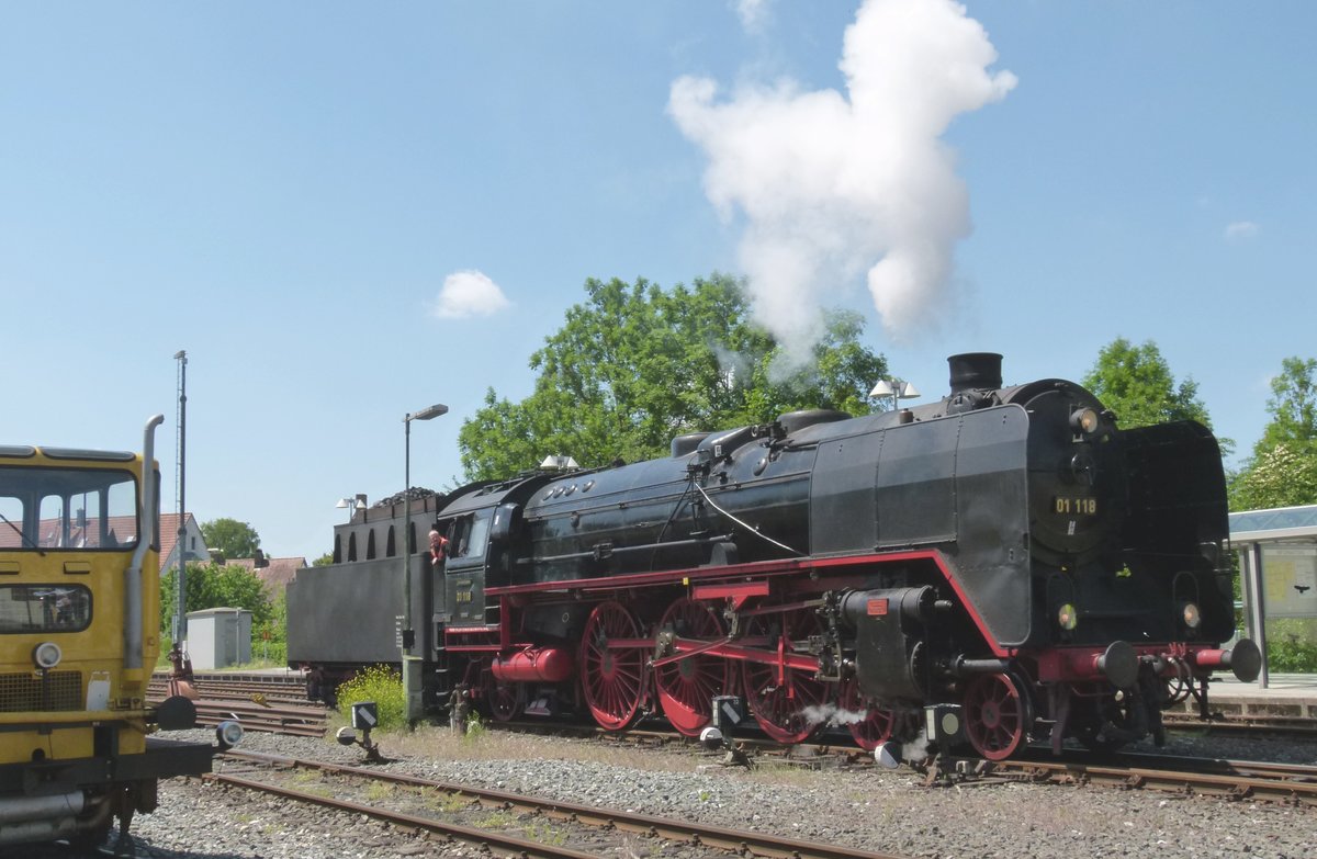 04.06.2015, Die  Historische Eisenbahn Frankfurt  hatte für heute (Fronleichnam) den Schnellzug  Frankenstolz  zur Dampfbahn Fränkische Schweiz angekündigt. Lok 01 118 führte ihn bis Ebermannstadt, dann stieg, wer wollte, in die Nebenbahnwagen um und genoss die Fahrt bis Behringersmühle. Das hier Fotografierte habe ich so auch noch nicht wahrgenommen: Die Lok fährt unter ihrer eigenen, soeben ausgestoßenen Dampfwolke weg. 