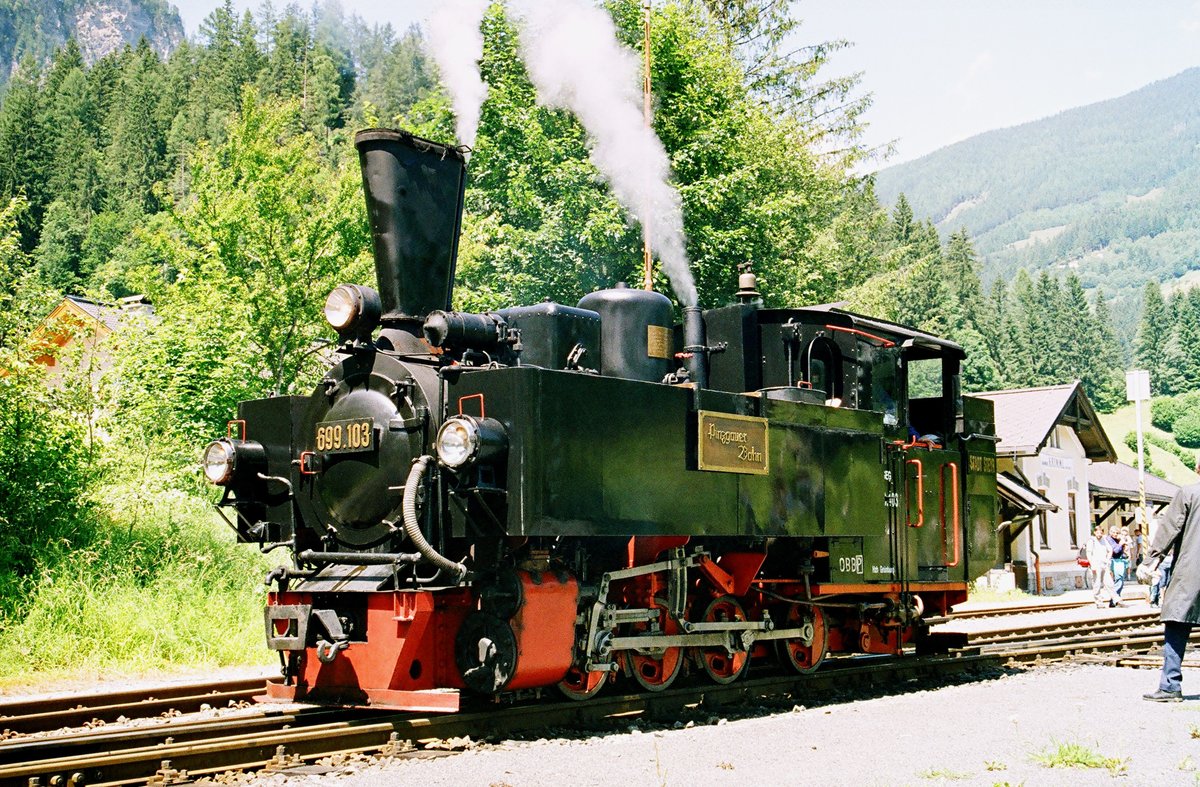 04.07.2004, Österreich, Pinzgauer Bahn. Auf dem Bahnhof Krimml steht die Lok ÖBB 699.103. Sie ist eine von der Schlepptender- zur Tenderlok umgebaute Heeresfeldbahnlokomotive des Typs HF 160 D, Gebaut wurde sie von der Lokomotivfabrik Société Franco-Belge im Jahr 1944.
