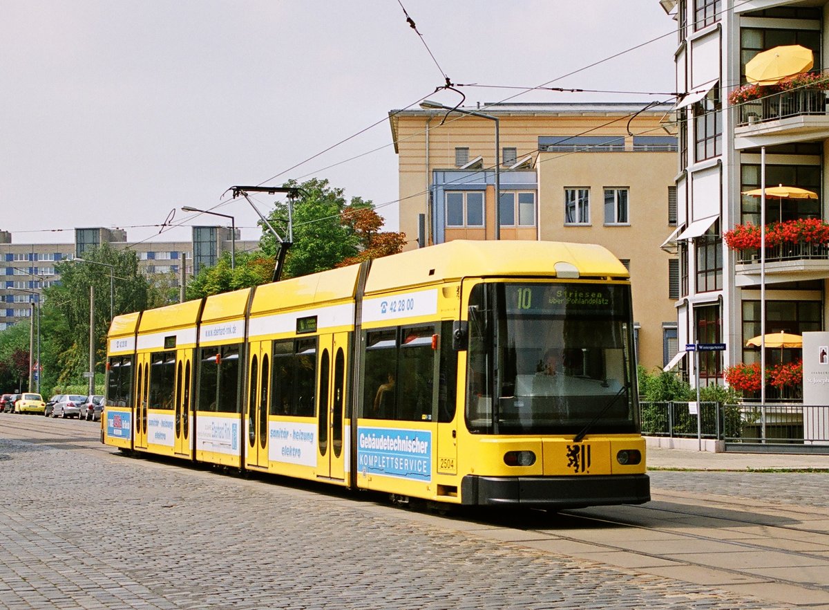 04.08.2003, Straßenbahn Dresden, Haltestelle Wintergartenstraße am Krankenhaus St.-Joseph-Stift, Tw DVB 2504.