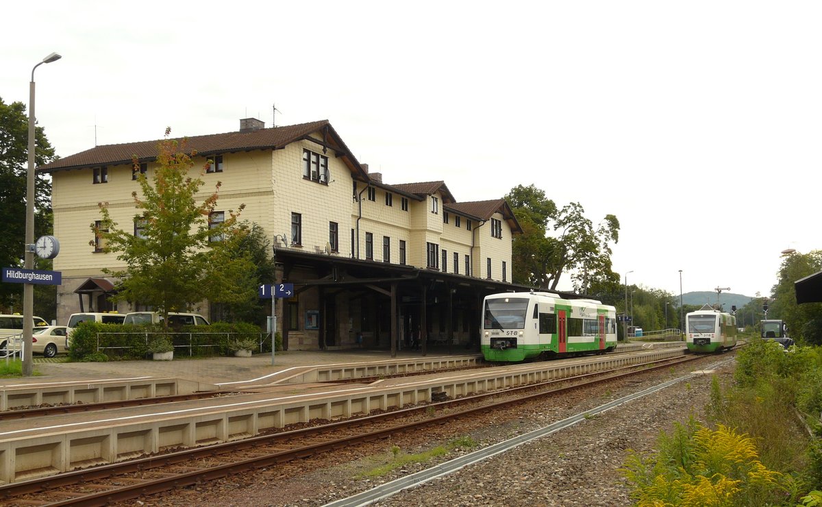 04.09.2010, Auf der Fahrt nach Meiningen zu den XIV. Dampfloktagen hatte ich im Bahnhof von Hildburghausen Zeit für dieses Foto. Hier treffen sich STB 82908 Meiningen - Sonneberg - Neuhaus a.R. und der Gegenzug STB 82917.