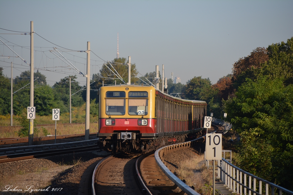 04.09.2017, Berlin, BR 485 als S9 verlässt die Station Adlershof.
