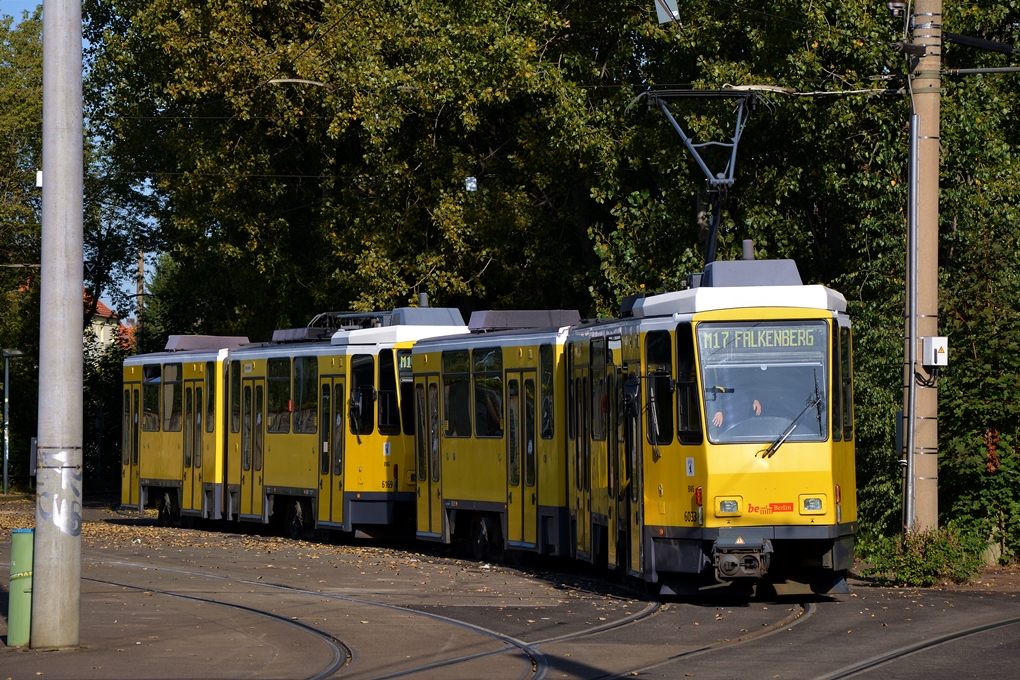 04.09.2017, Berlin, S Schöneweide/Sterndamm, Tatra KT4DM (Wagen #6033 + #6139) wartet auf Abfahrt.