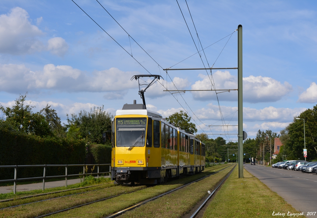 04.09.2017, Berlin, Wartenberger Str. Tatra KT4DM #6166 erreicht die Haltestelle Anna-Ebermann-Str.