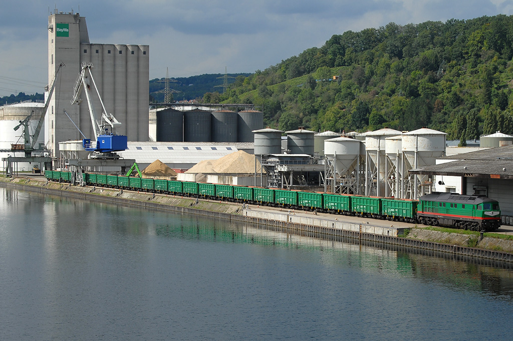 04.09.2017 Hafen Plochingen, Überraschung auf dem Weg zum Bahnhof - 241 008-2 steht an der Kaimauer