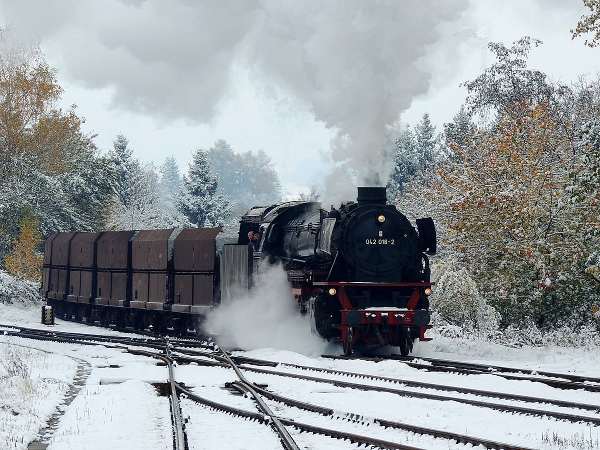 042 018-2 bzw. 041 018, passiert mit Erzwagen als SGAG48483 bei vorwinterlicher Landschaft die Weichen des Bhf. Ried; 121028
