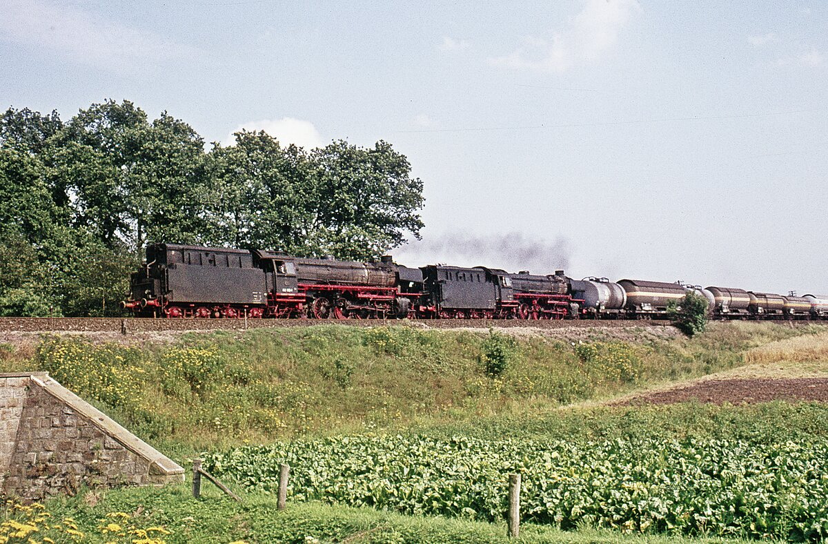 042 052 + 042 168  mit Kesselwagen-Zug   Emsland