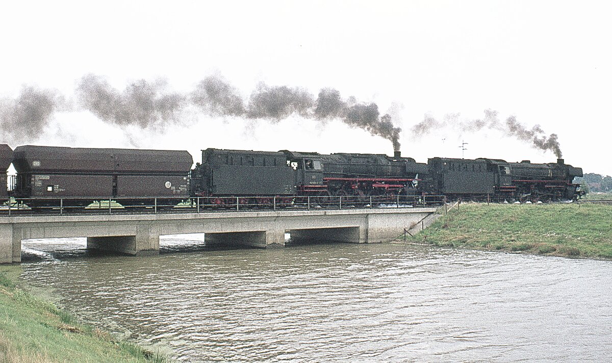 042 364 + 043 094 mit Erzzug   Betonbrücke ü.kl.Fluß