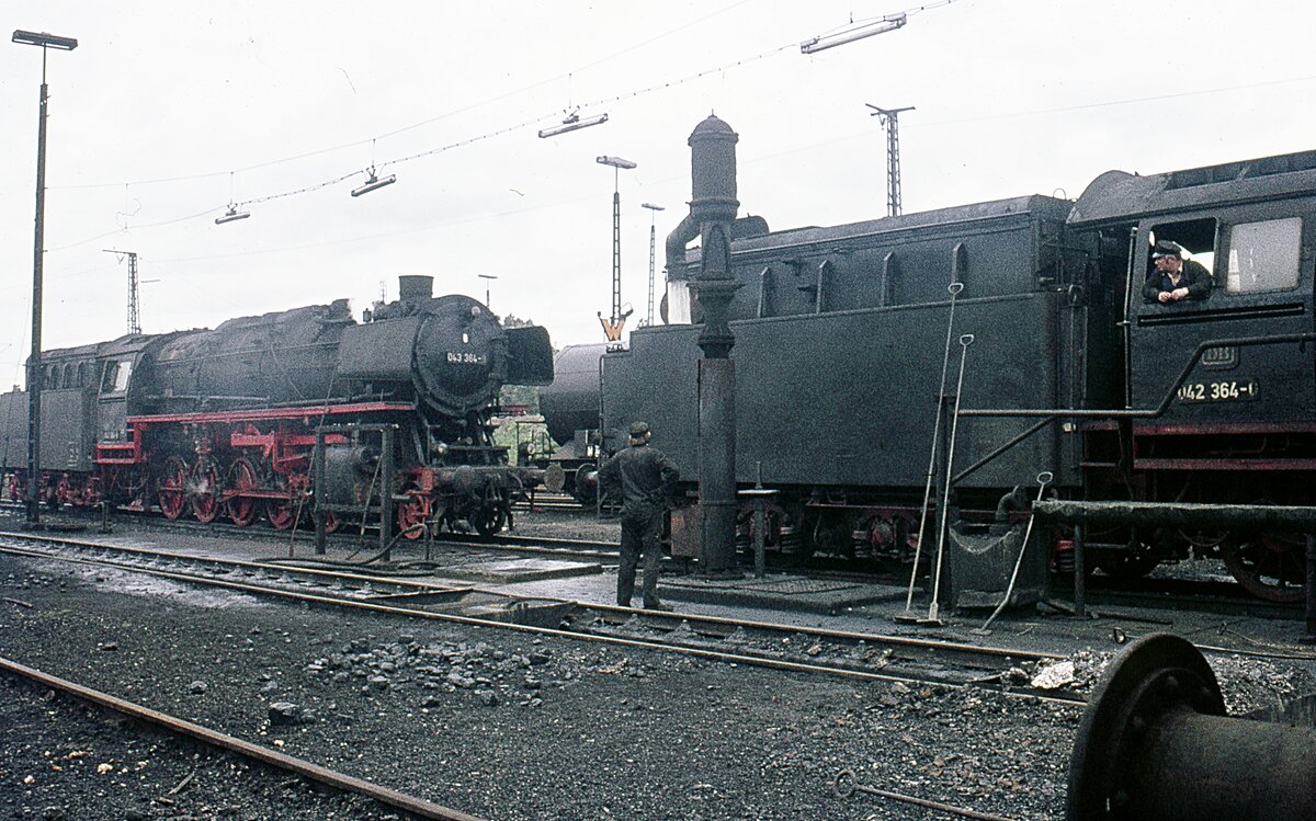 042 364 und 043 364    im Bw Rheine beim Wassernehmen
