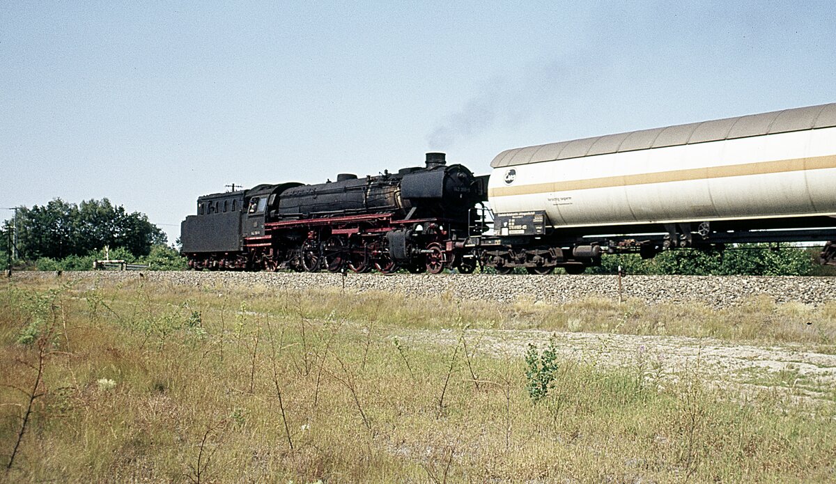 042 364 mit Kesselwagenzug  Emsland   Nachschuß