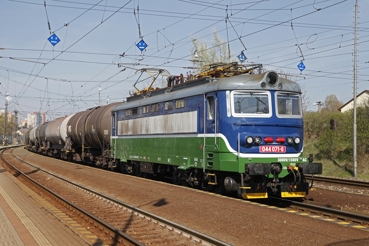 044 071 mit Güterzug in Bratislava Lamac am 31.03.2017.