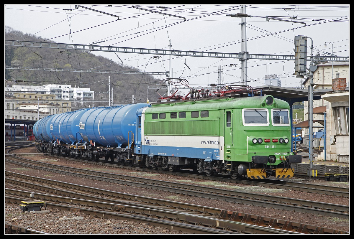 044 115 mit Güterzug in Bratislava Hlavna Stanice am 25.03.2019.