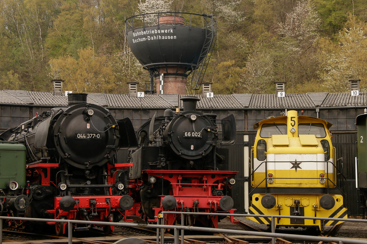 044 377-0, 66 002 und rechts Opellok im Eisenbahnmuseum Bochum Dahlhausen, am 14.04.2018.