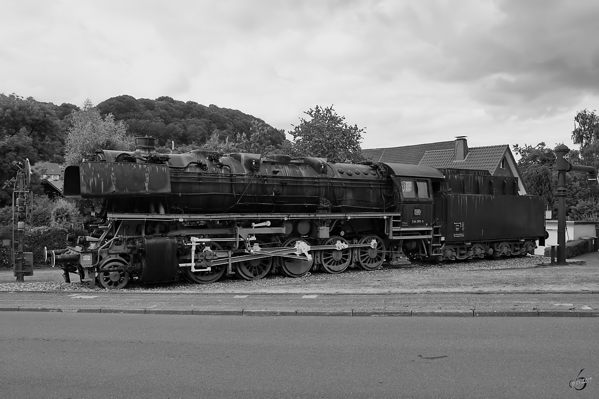 044 424-0 stammt aus dem Jahr 1941 und ist als Denkmallokomotive in Altenbeken ausgestellt. (Juli 2019)