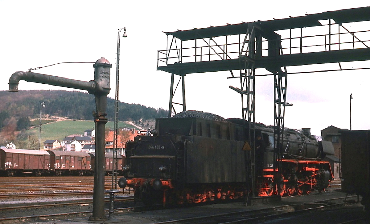 044 434-0 am 22.04.1976 im Bw Ottbergen. Hier war das Betreten untersagt, nachdem  Eisenbahnfreunde  mehrmals  Souvenirs  (bis hin zu Betriebsbüchern) mitgenommen hatten. Als wir das Geschehen im Bw durch den Zaun beobachteten, kam ein Eisenbahner auf uns zu und lud uns zu einem kurzen Fotoshooting ein, die hier häufig kontrollierende Bahnpolizei sei frühestens in einer halben Stunde wieder dort.