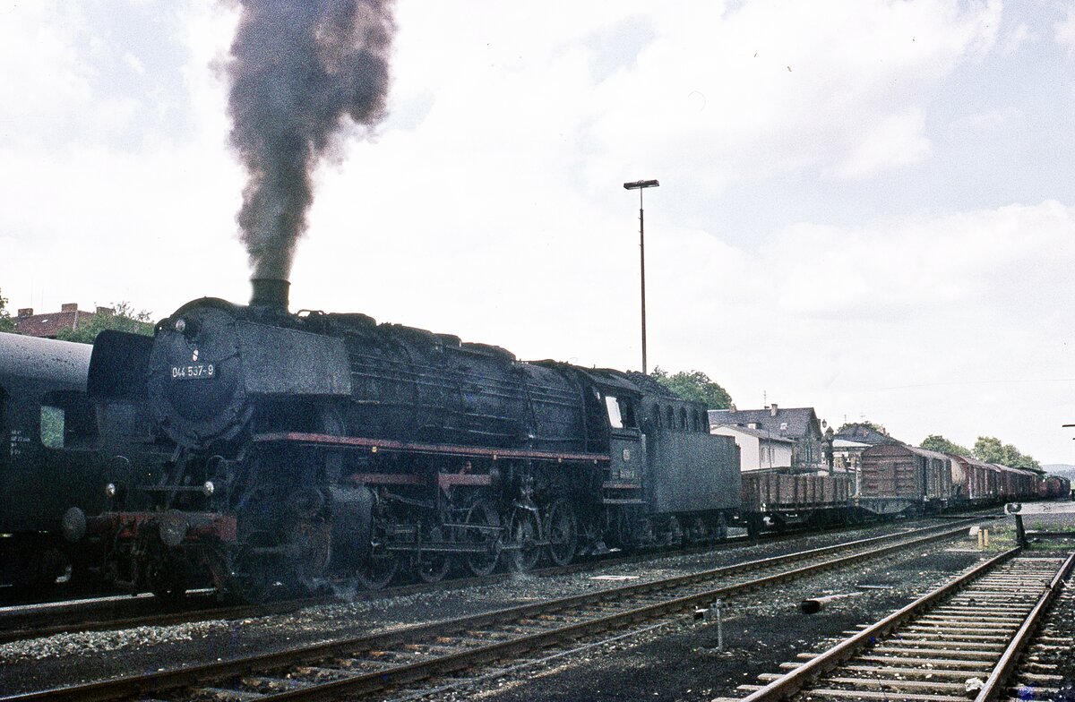 044 537  mit Gz  im Bhf. 