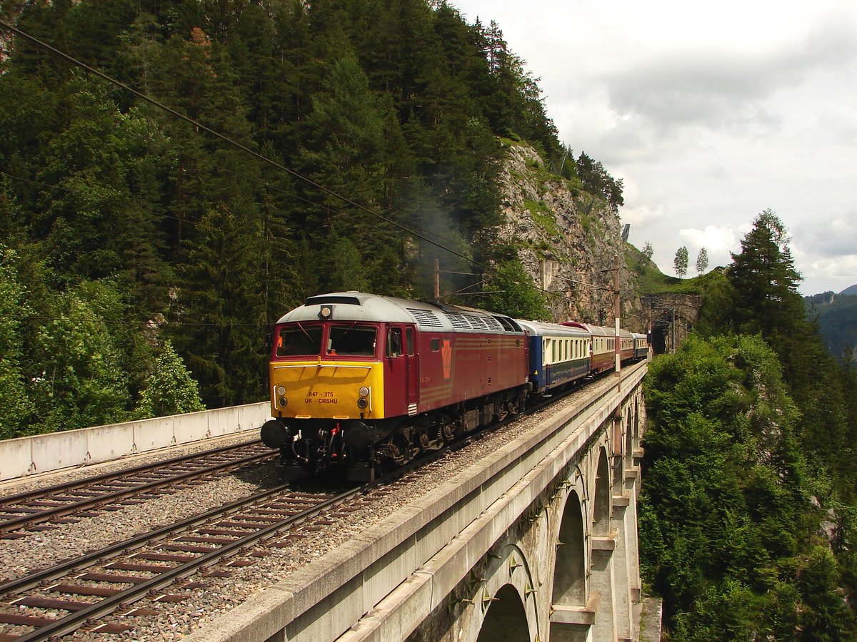 047 375  Falcon  von Continental Railway Solution mit dem Sonderzug von Budapest nach Mürzzuschlag auf dem Krausel Klause Viadukt, kurz nach Breitenstein.
09.06.2018.