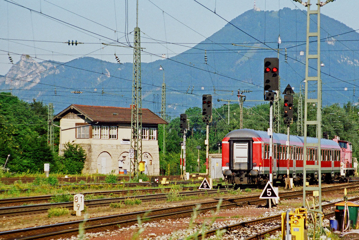 04.Juli 2001, das alte Stellwerk des Bhf Freilassing an der Ausfahrt in Richtung Salzburg. Zu dieser Zeit hatte ein Modellbahnverein das Gebäude belegt.