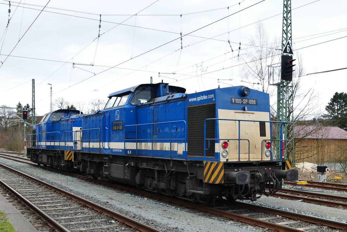 05. April 2018, Dieses Pärchen ehemaliger DR-V100 steht in Diensten der Firma Spitzke. Im Bahnhof Hochstadt-Marktzeuln musste es einige Überholungen abwarten, bevor es seine Fahrt in Richtung Kulmbach fortsetzen durfte. Geschichte der 006: 1971 Auslieferung an die und Indienststellung bei der DR als 110 340. Nach Einbau des 1200 PS Motors 1981 Umzeichnung in 112 340. 31.03.1999 Ausmusterung im Bh Cottbus. 02.03.2006 an Spitzke Spoorbouw B.V., Houten V 100-SP-006  Name:   Marieke . Geschichte  der 008: 1973 Auslieferung an DR als 110 529. 1985 Umbau in 112 529 im Bw Blankenburg (Harz). 1998	Ausmusterung, 20.07.2007 an SLG - Spitzke Logistik GmbH, Großbeeren V 100-SP-008.